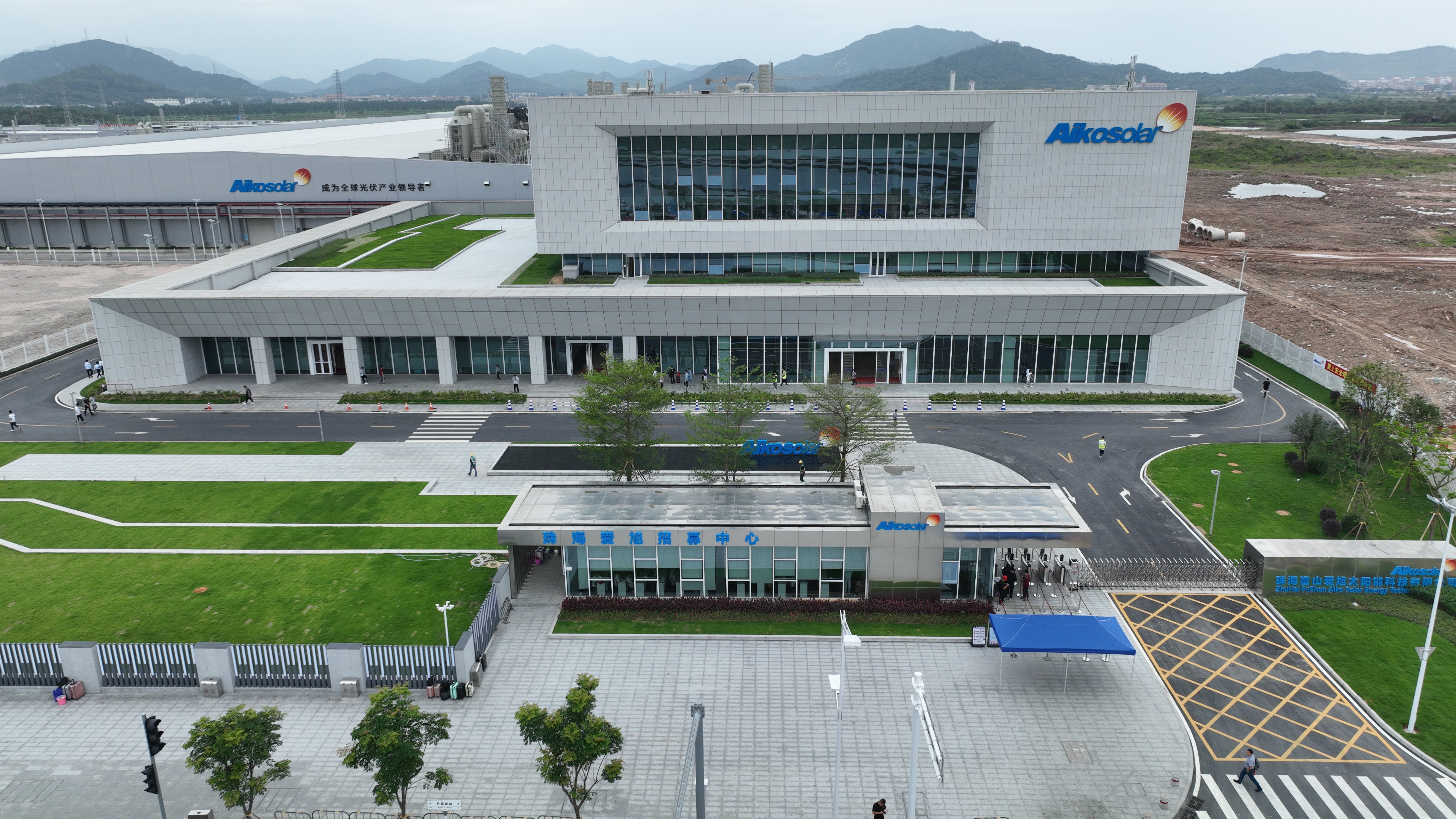 爱旭股份珠海基地首期6.5GW项目已顺利投产。 爱旭股份珠海基地首期6.5GW项目已顺利投产。