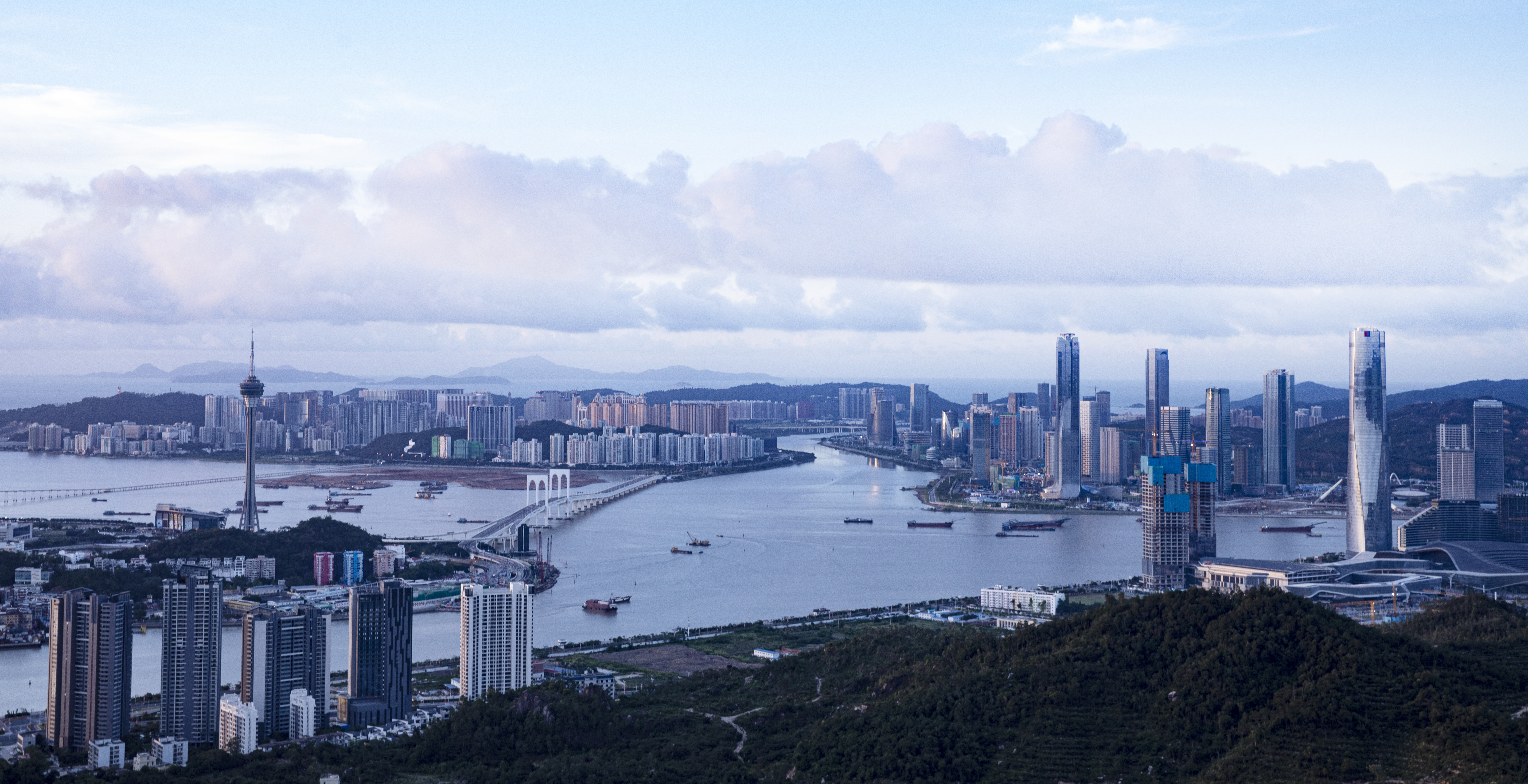 珠海正打造全国绿色低碳发展示范城市和“光伏之都”。 珠海正打造全国绿色低碳发展示范城市和“光伏之都”。