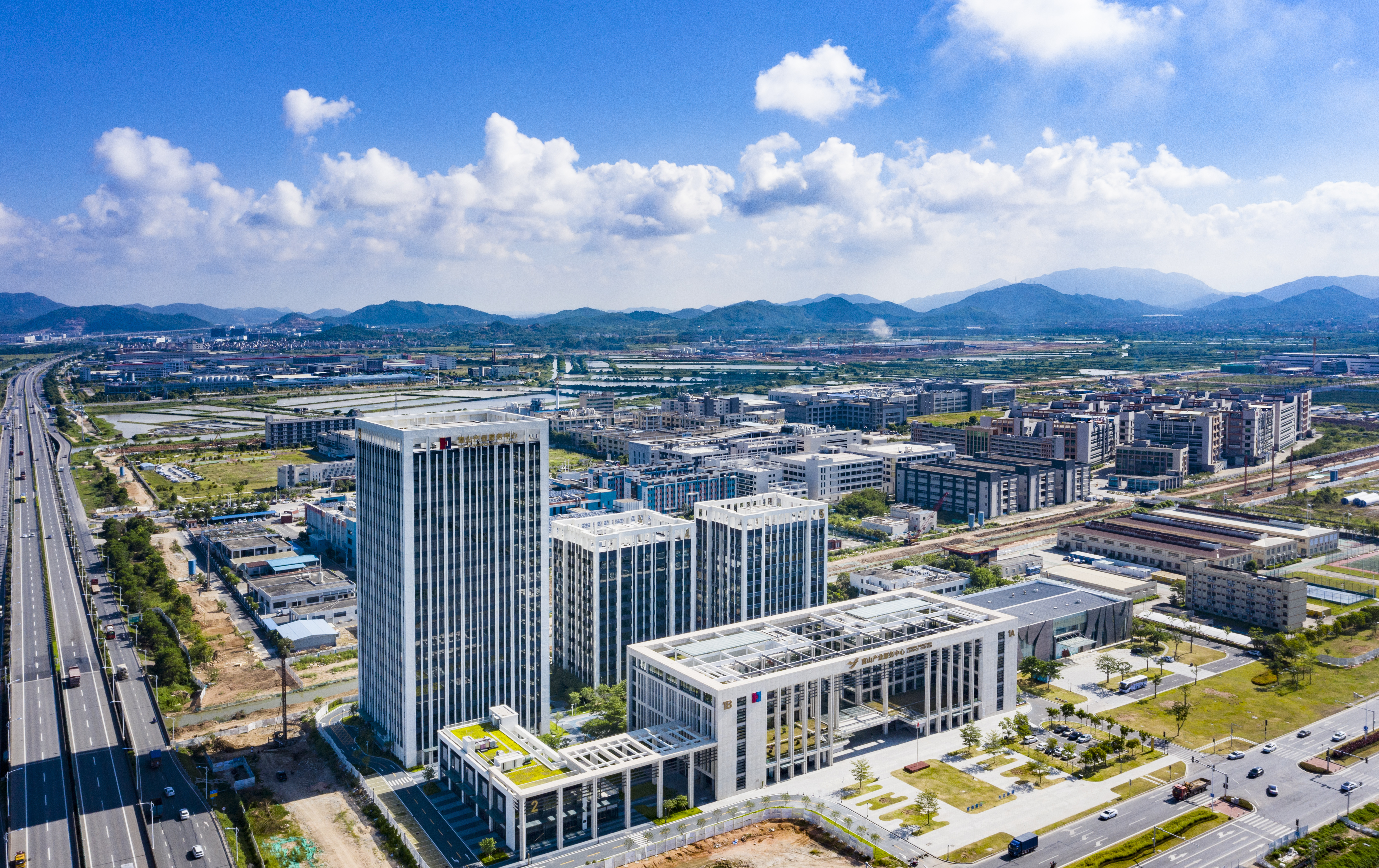 珠海鸿钧异质结新型高效太阳能电池项目落地富山工业园。 珠海鸿钧异质结新型高效太阳能电池项目落地富山工业园。