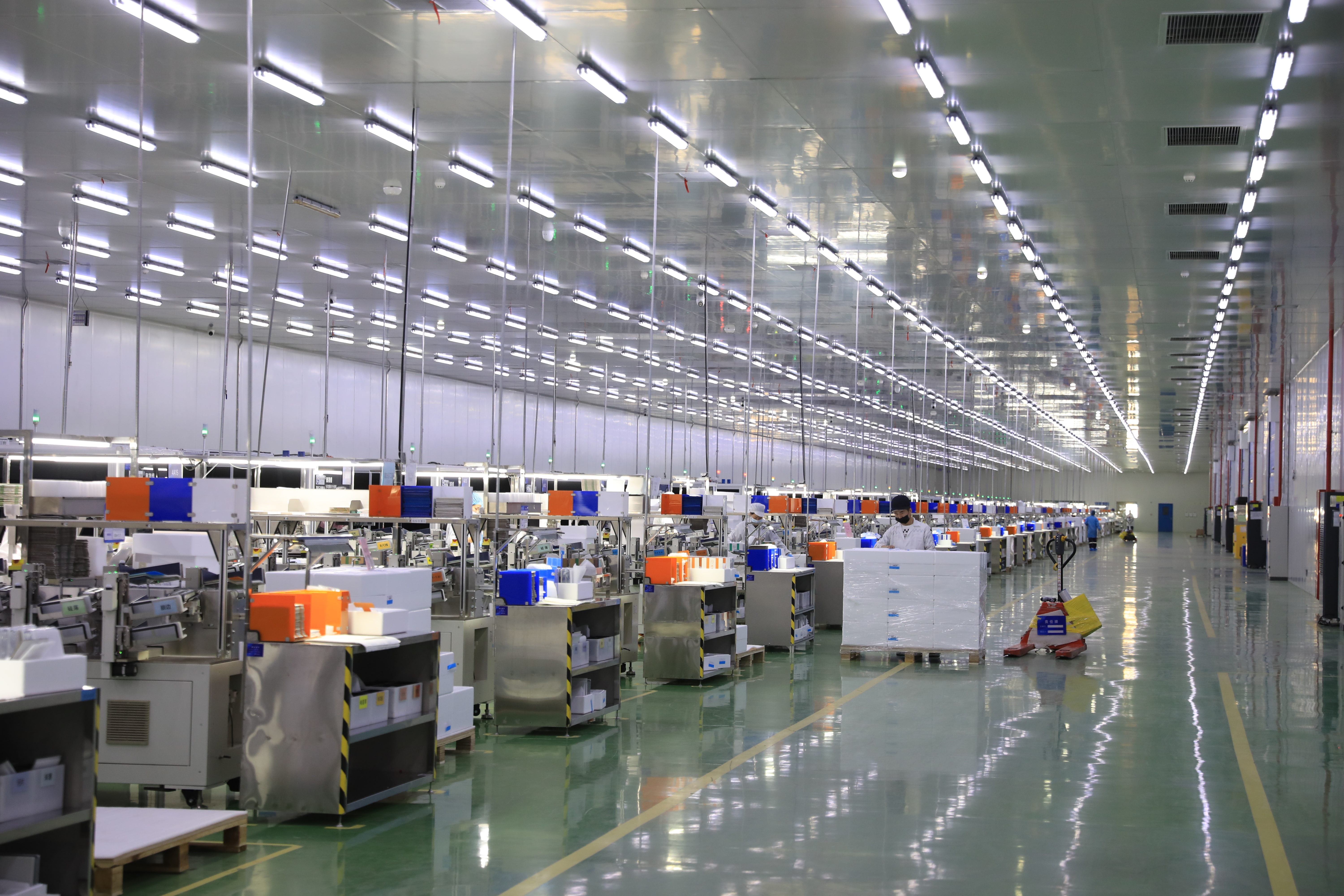 高景太阳能生产的N型大尺寸硅片,占据N型产品市场份额的25%。 高景太阳能生产的N型大尺寸硅片,占据N型产品市场份额的25%。