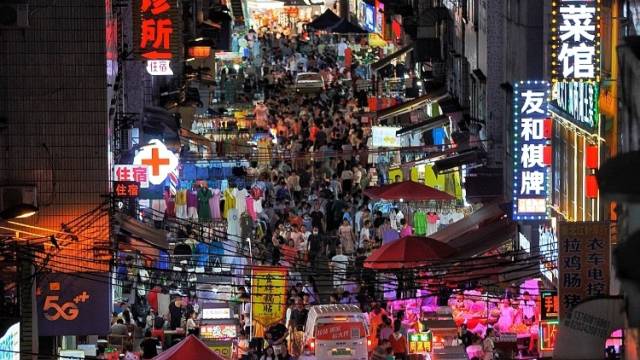 南方特稿 | 地摊经济AB面：烟火之外，怎么治怎么管？