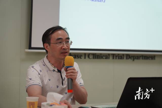 李轩教授讲课。