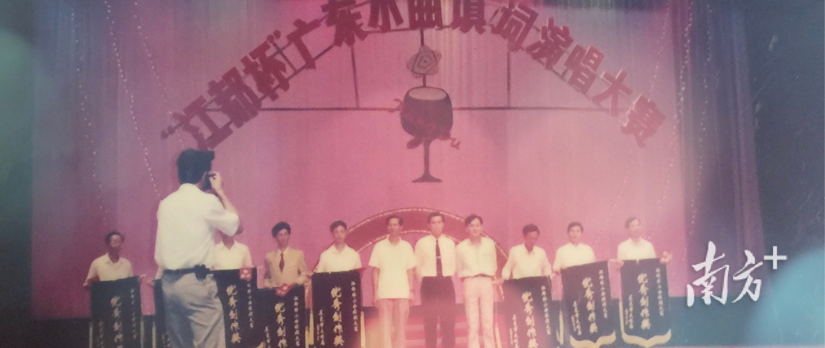 1986年左右，试办东莞轻音乐团。