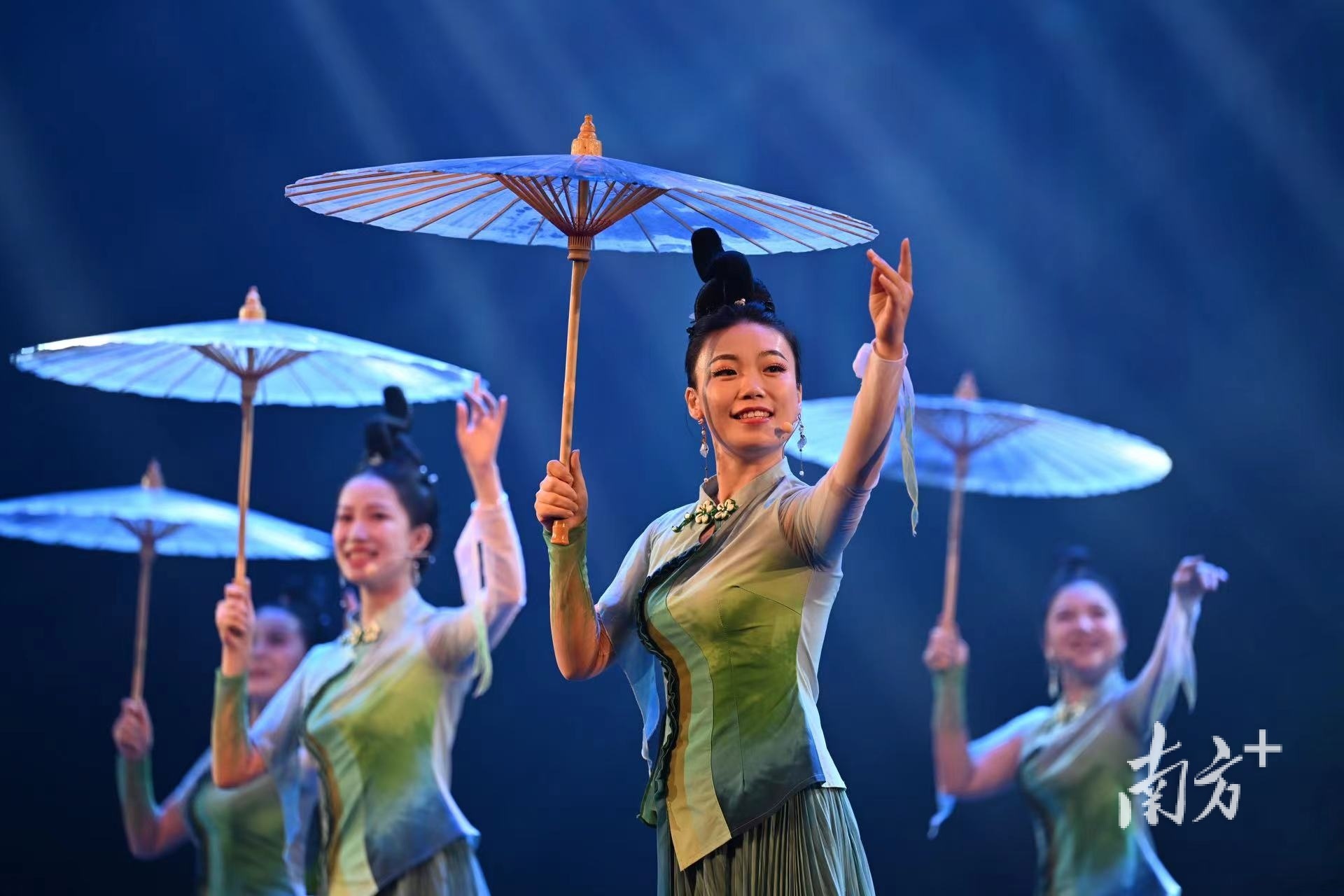 “文化馆之夜·一路前行”——东莞群文70载文艺演出中的歌舞表演《岭南雨巷》