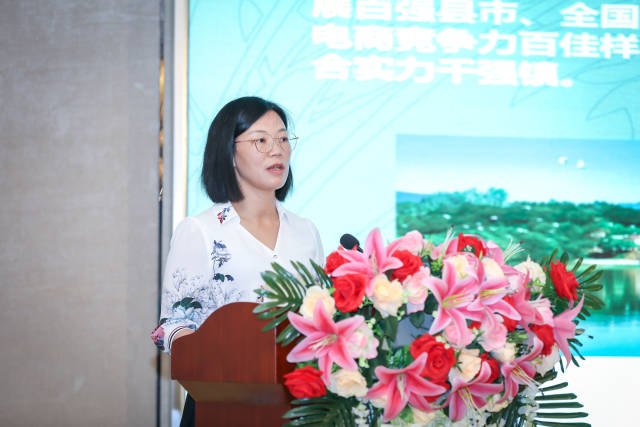 肇庆四会市委常委蔡雪丽介绍四会兰花品牌打造模式。