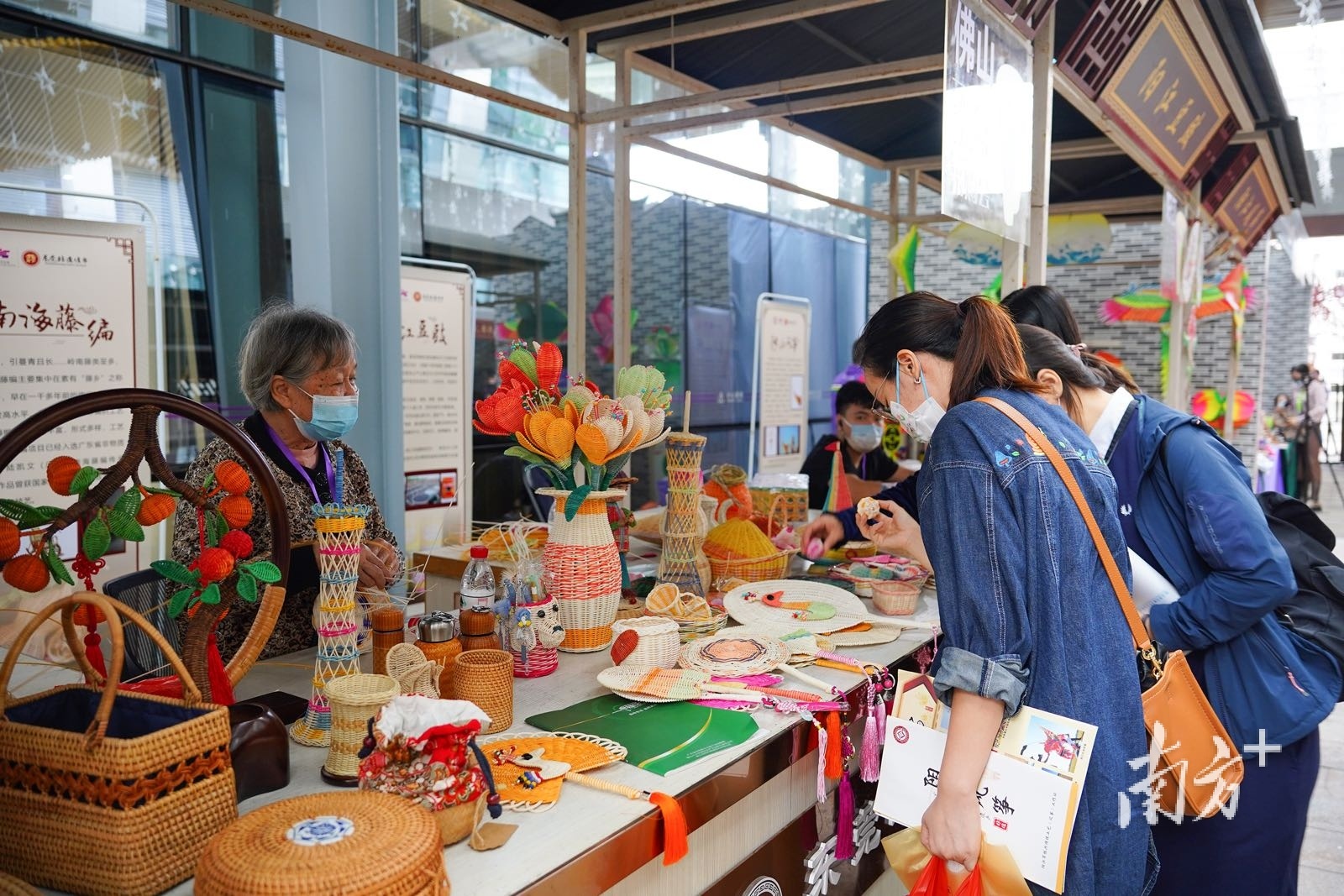 市民在粤港澳非遗墟市内挑选商品。