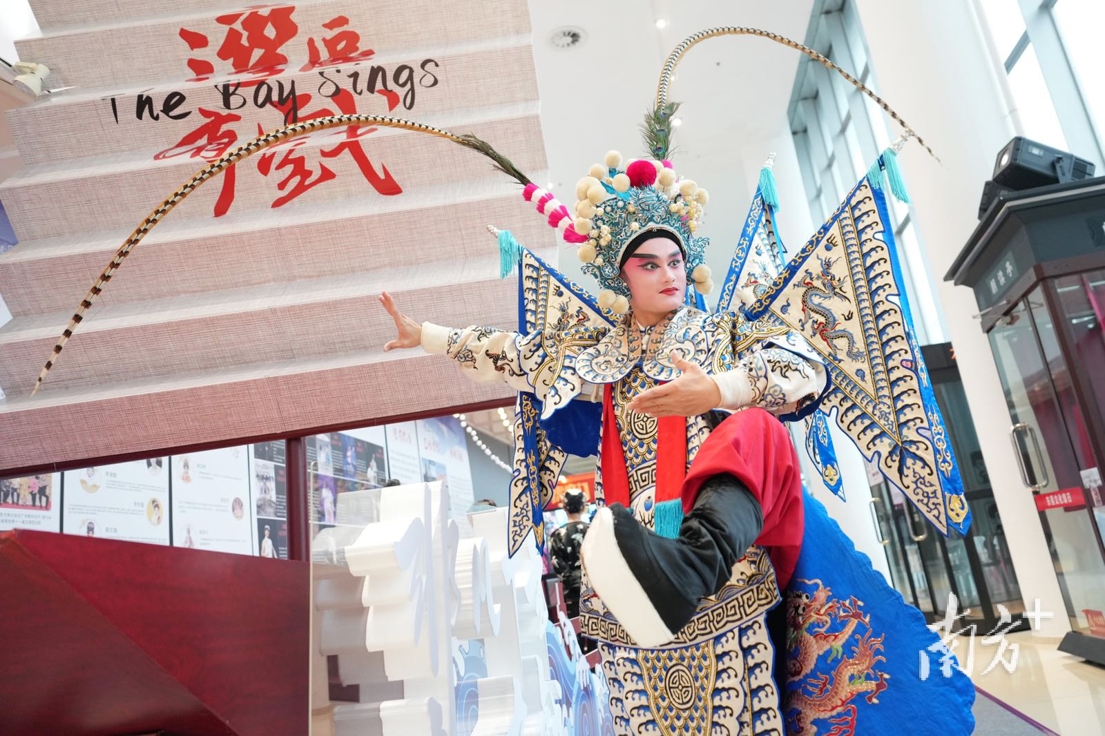 2022湾区文采会举办时期，一名粤剧演员在东莞市文化馆内表演。