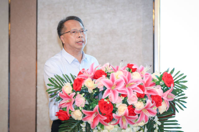 珠海市斗门区农业农村局党组成员、副局长钟伟源作打造丰收节经济推动白蕉海鲈产业发展经验汇报。