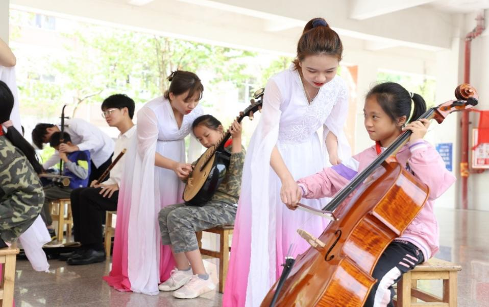 学校支教学生开展《广东音乐喳笃撑》的欣赏课