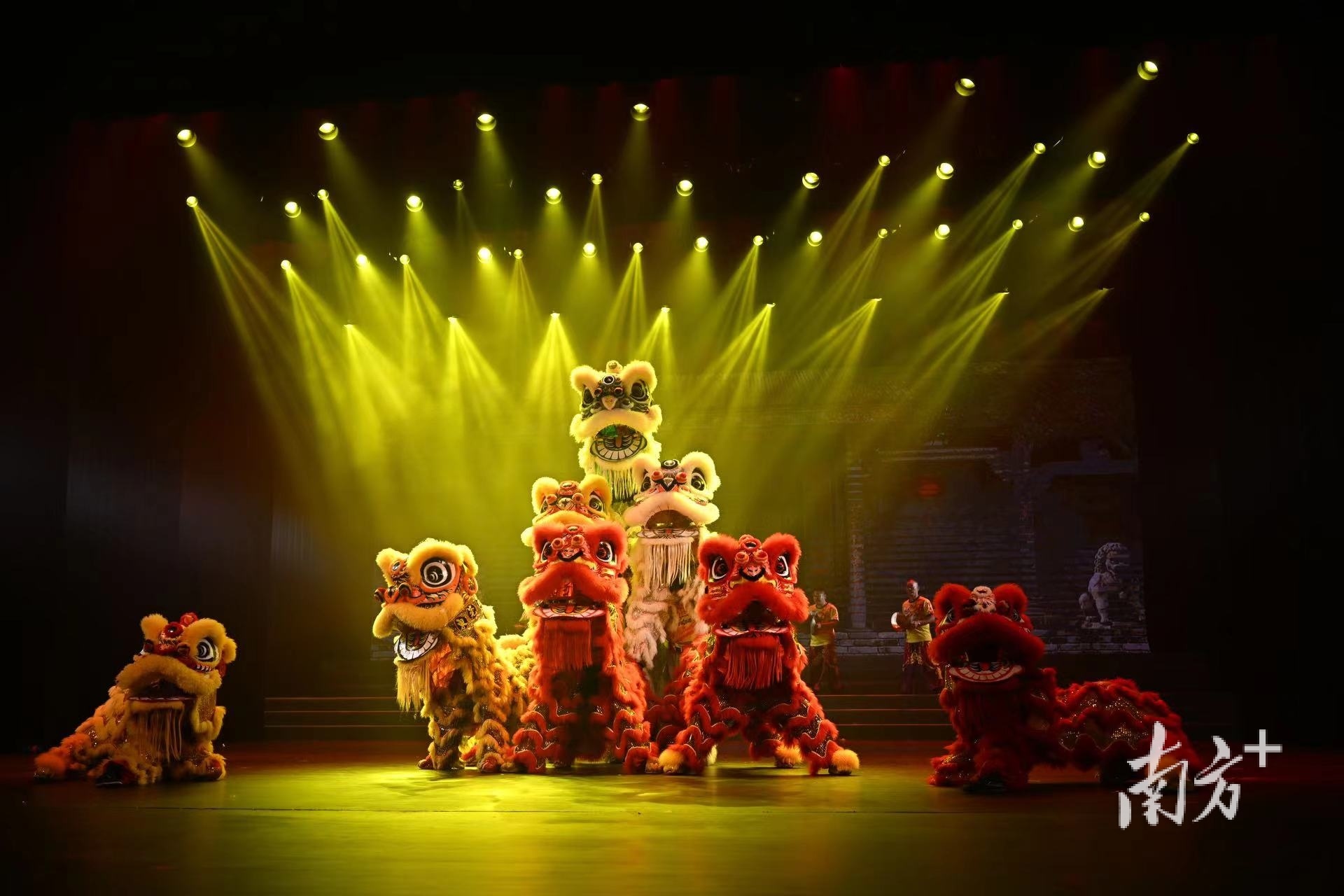 “文化馆之夜·一路前行”——东莞群文70载文艺演出中的舞蹈表演《群狮起舞》。