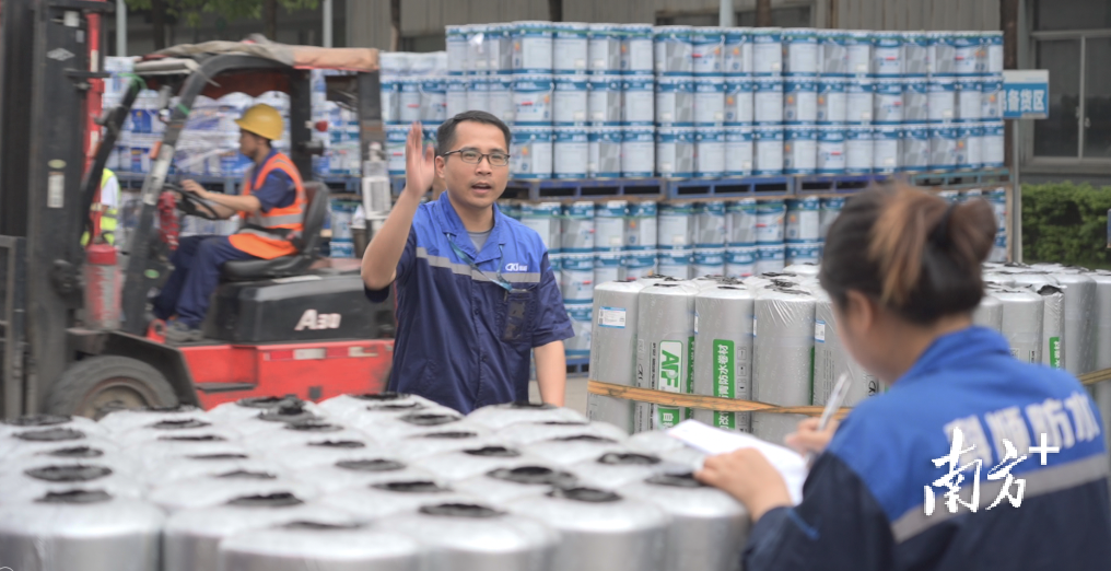 6月是佛山科顺的传统旺季，每天发货量至少1300吨。企业供图