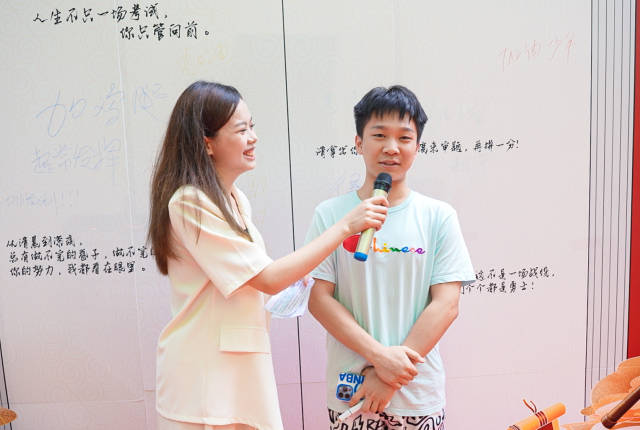 一位即将高考的学生也参与到了活动中来。