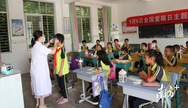 与学生互动游戏。