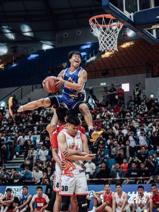 卢家伦凭借这一扣加冕广东扣篮王
