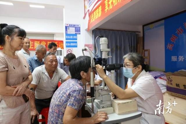 为村民进行眼底筛查。