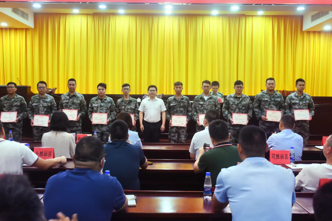 张义强给坦洲镇2022年度征兵工作先进个人颁发证书。 张义强给坦洲镇2022年度征兵工作先进个人颁发证书。