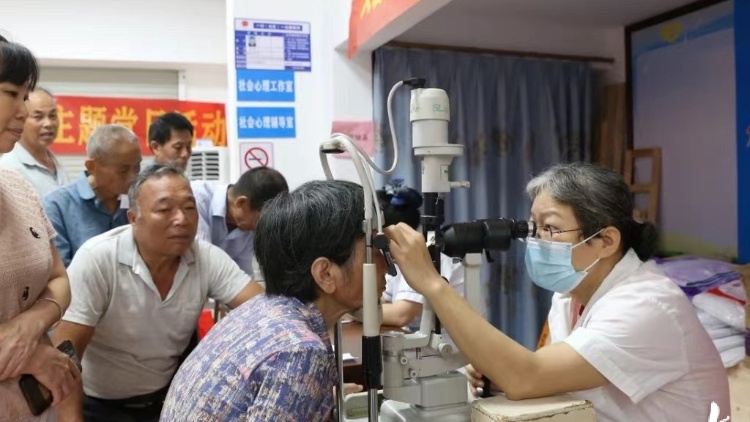 高州医院爱眼日进村义诊