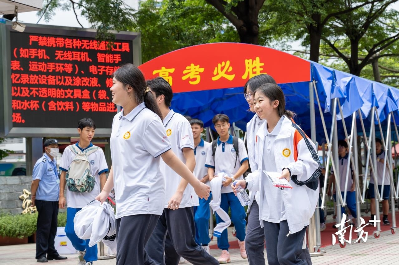 语文考试结束后，考生纷纷走出考场。南方拍客 蔡洁云 摄