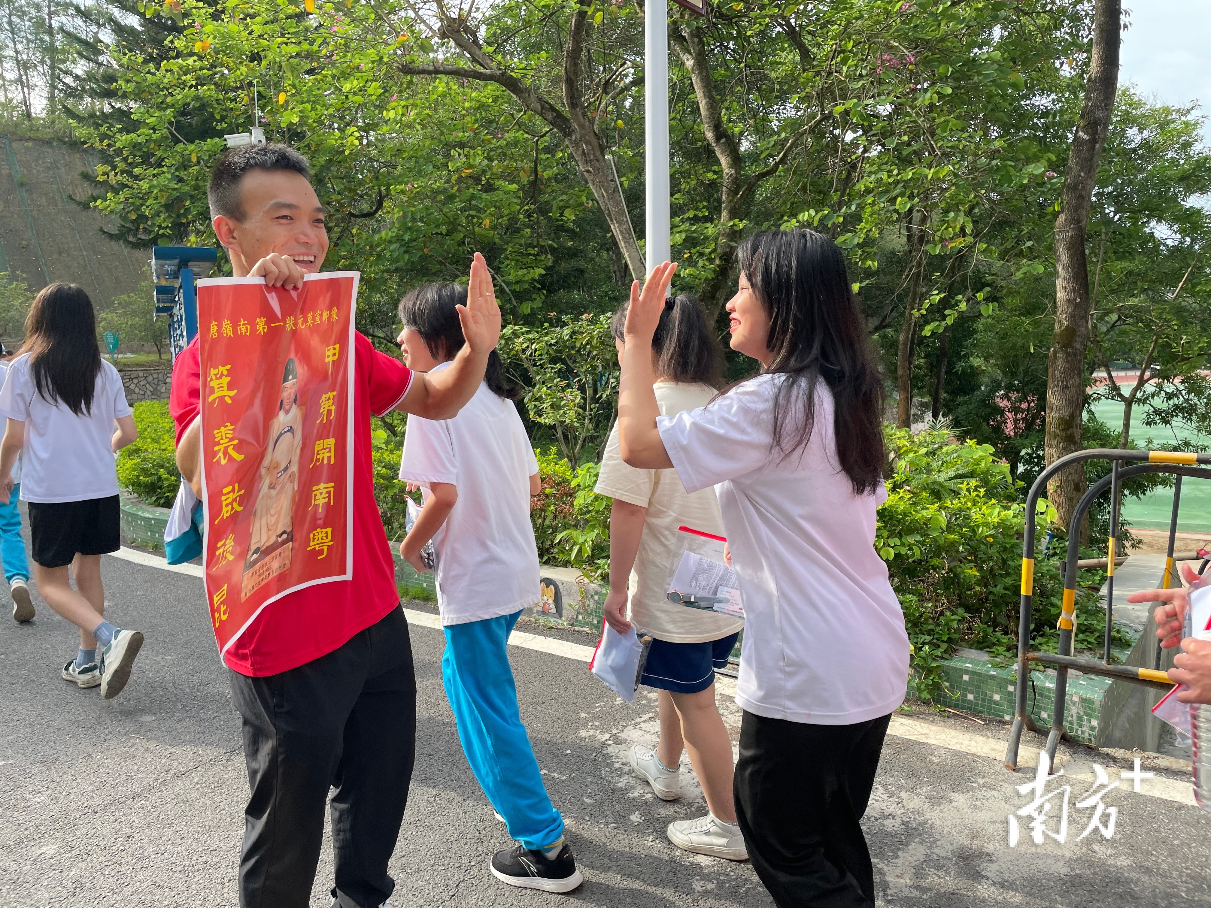 在封开县，老师拿出莫宣卿的画像，为考生送祝福。封开县融媒体中心 陈飘红 摄