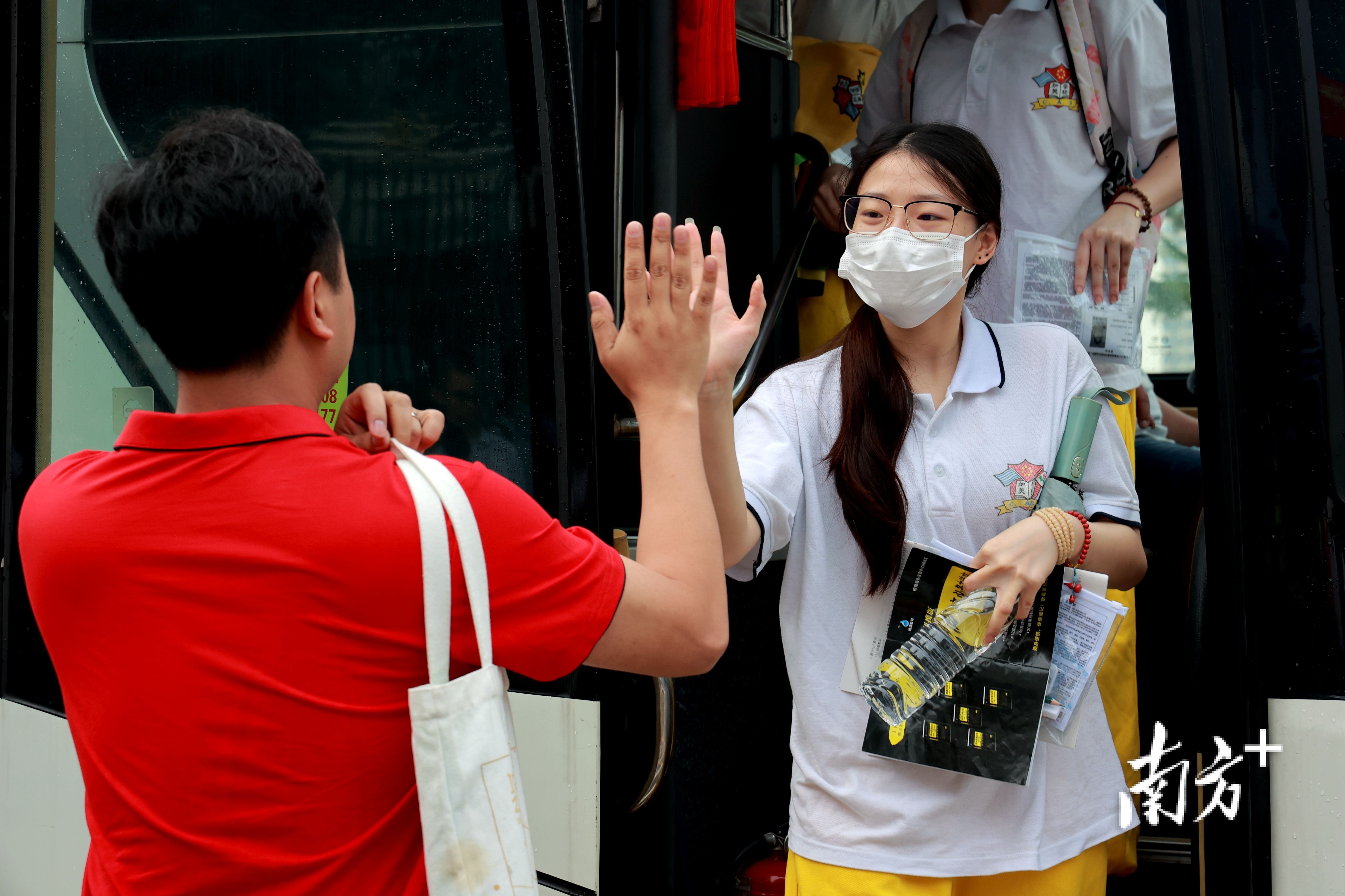考生下车与领队老师击掌加油。南方拍客 欧火仙 摄