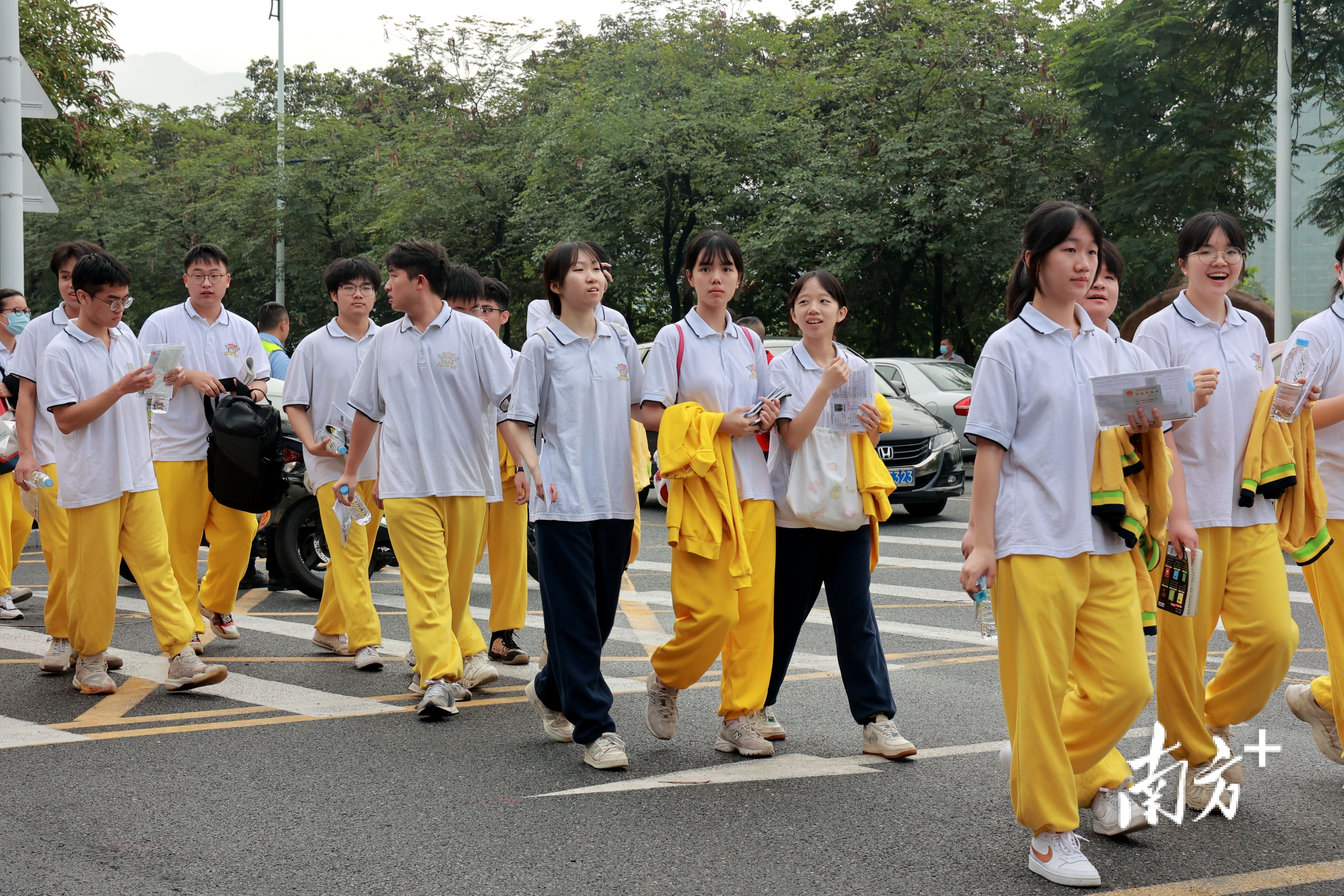 考生自信满满走进考场。南方拍客 欧火仙 摄