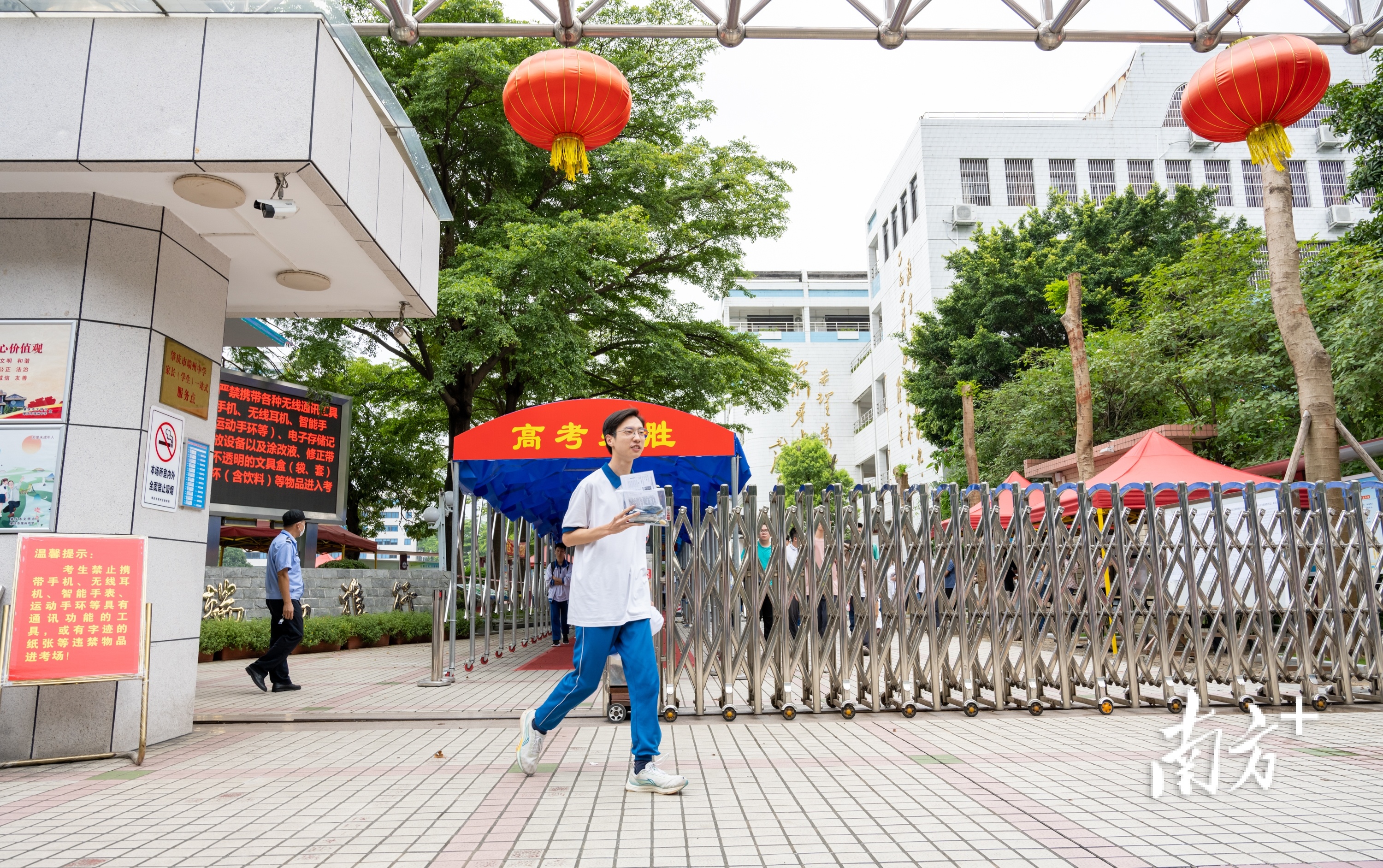 语文考试结束后，考生纷纷走出考场。南方拍客 蔡洁云 摄