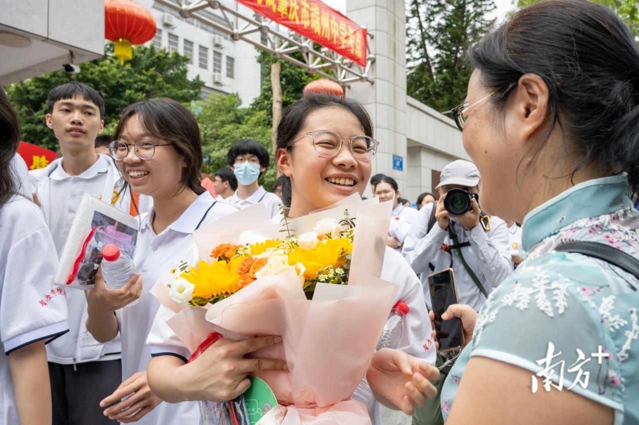 高考首场结束，考点外家长“花式”接考生。南方拍客 蔡洁云 摄
