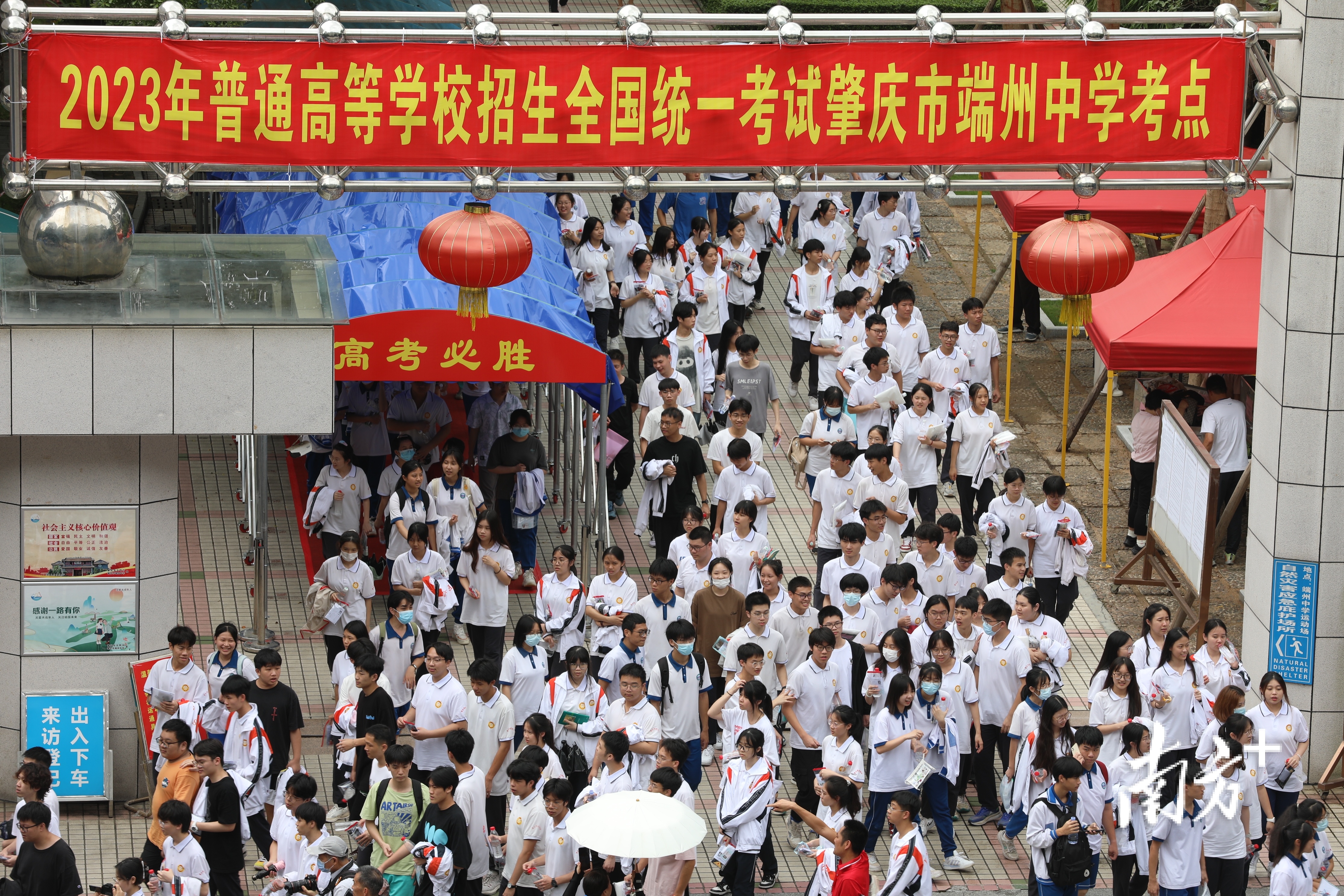 语文考试结束，考生走出端州中学考点。南方拍客 罗馨如 摄