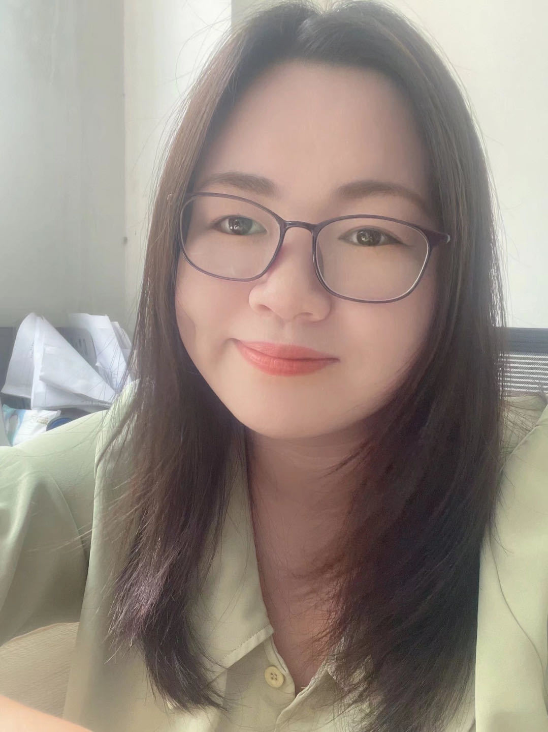 戴上义眼后，叶子不再留刘海。