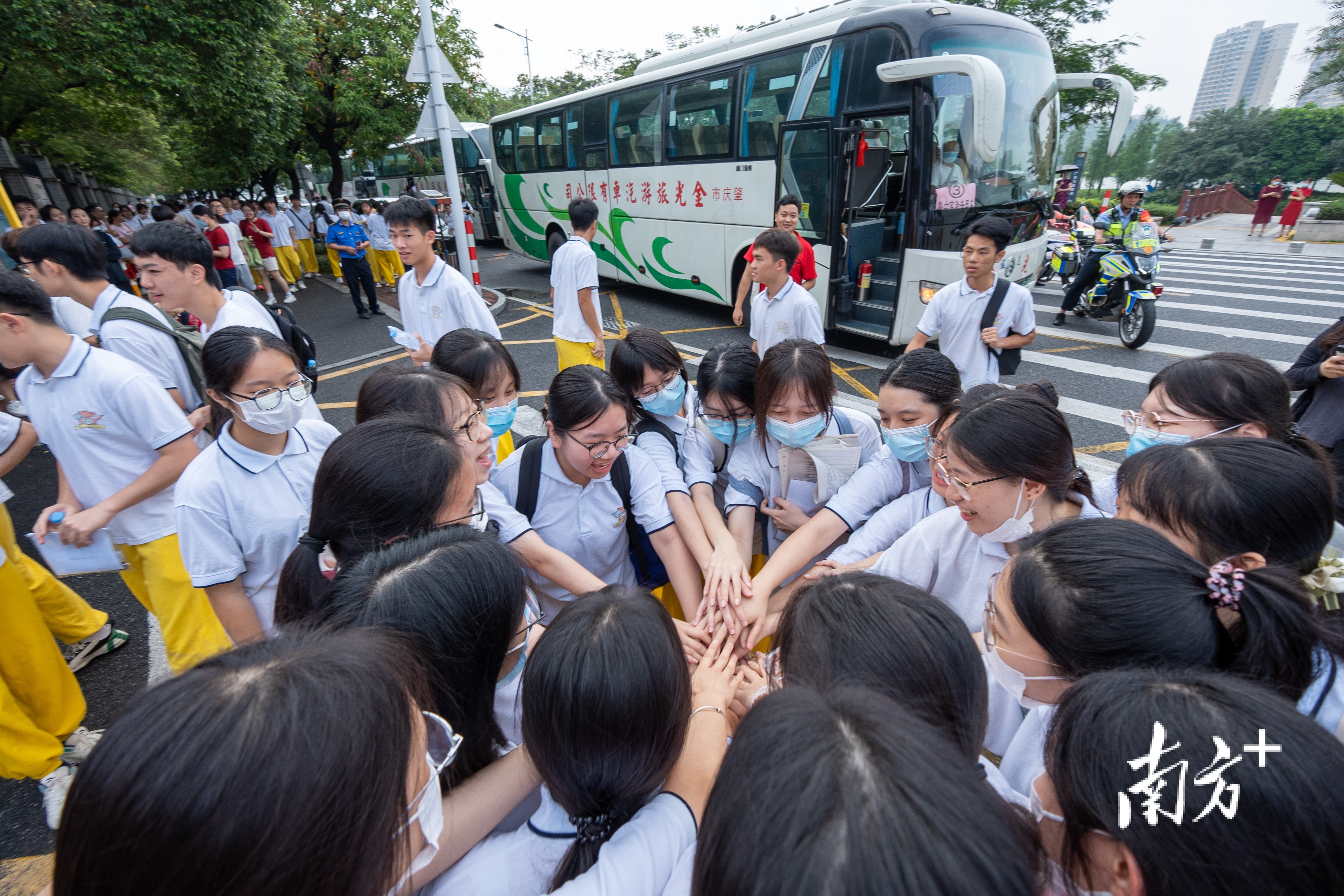 广东肇庆中学考点，考生们相互鼓劲，积聚力量。肇庆发布 廖文奕 摄