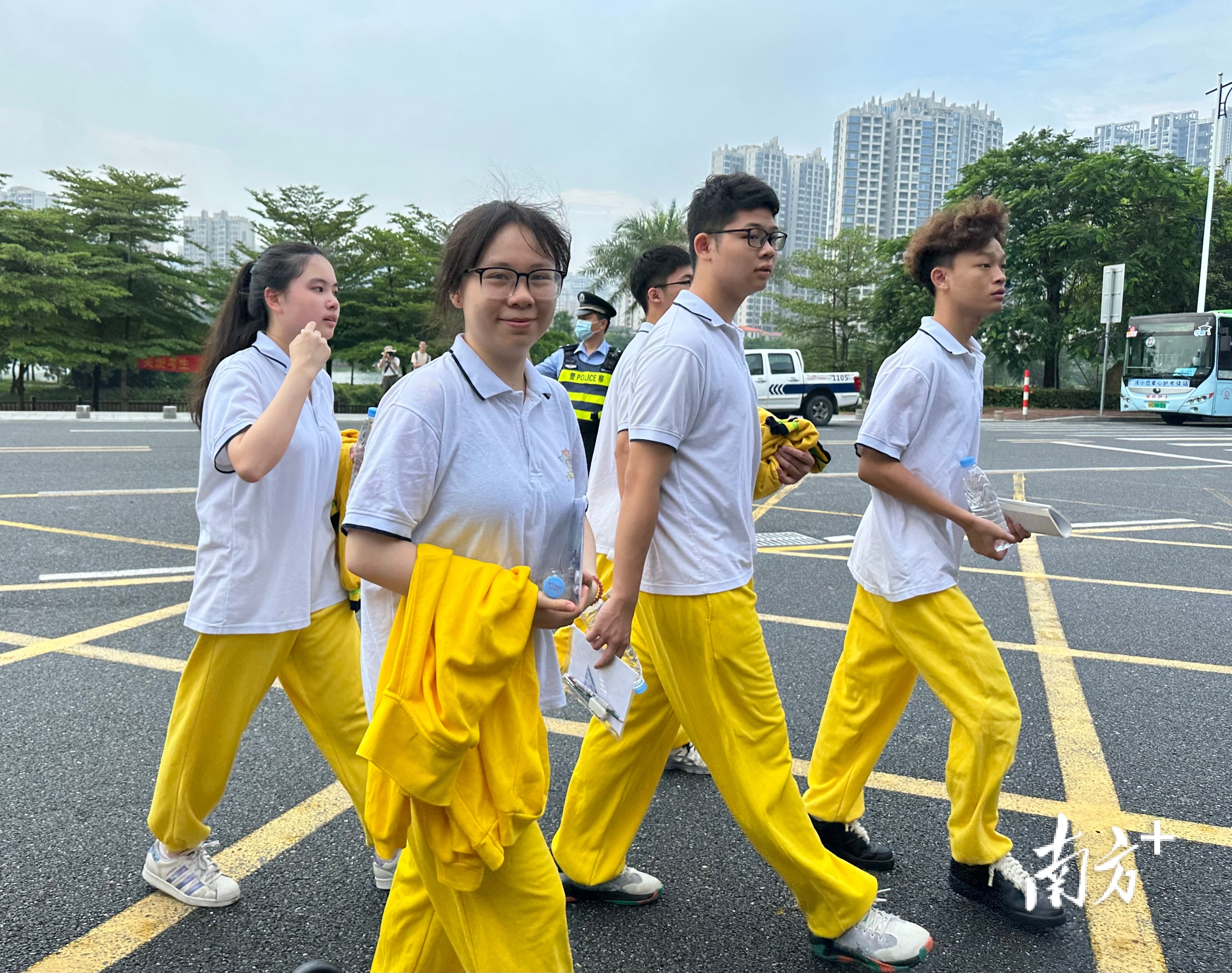 考生自信满满走进考场。南方拍客 欧火仙 摄