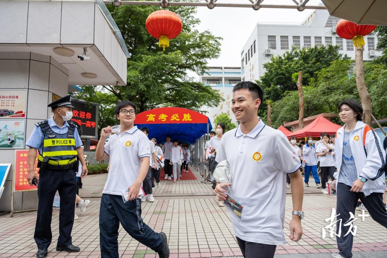 语文考试结束后，考生纷纷走出考场。南方拍客 蔡洁云 摄