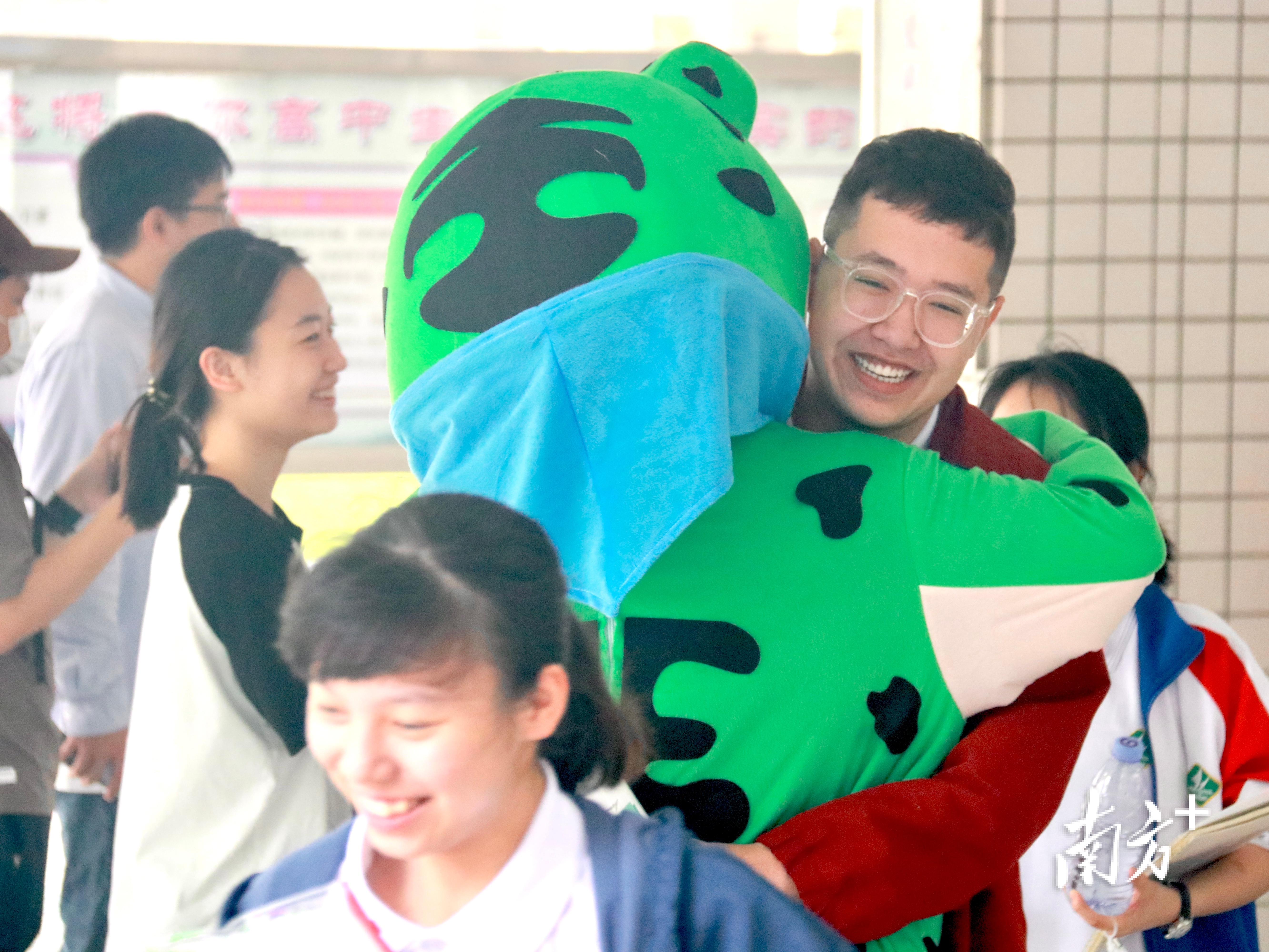 广东肇庆中学教师化身“牛蛙”，为考生加油。学校供图。