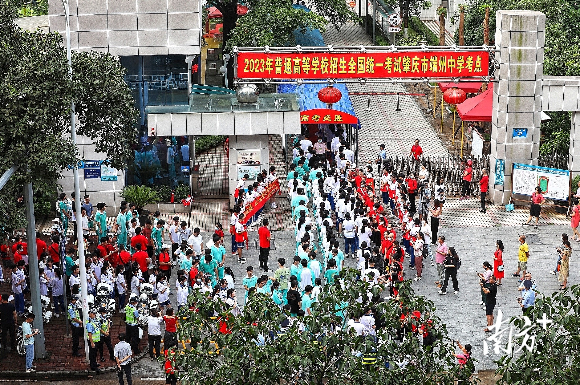 肇庆市端州中学考点。南方拍客 罗馨如 摄  