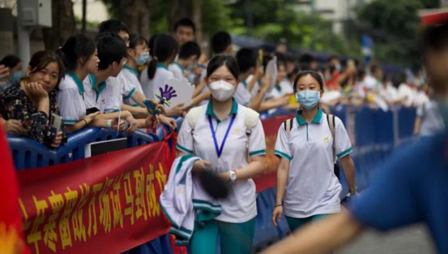 南方+评论员写高考作文｜生命是一场充满故事的交谈