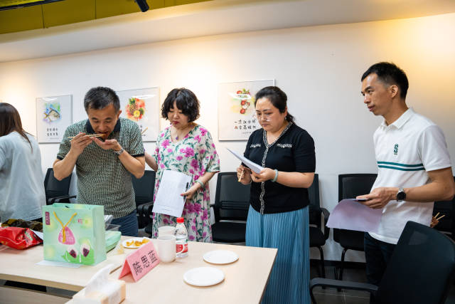 專家評委品嘗粽子并進行打分,。