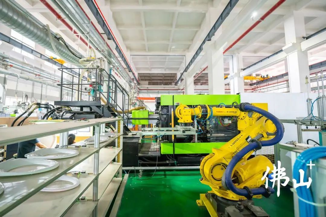 位于三水区南山镇漫江工业区的箭牌家居集团股份有限公司的注塑车间内，机器人正在自动加工智能马桶上的塑料马桶圈。