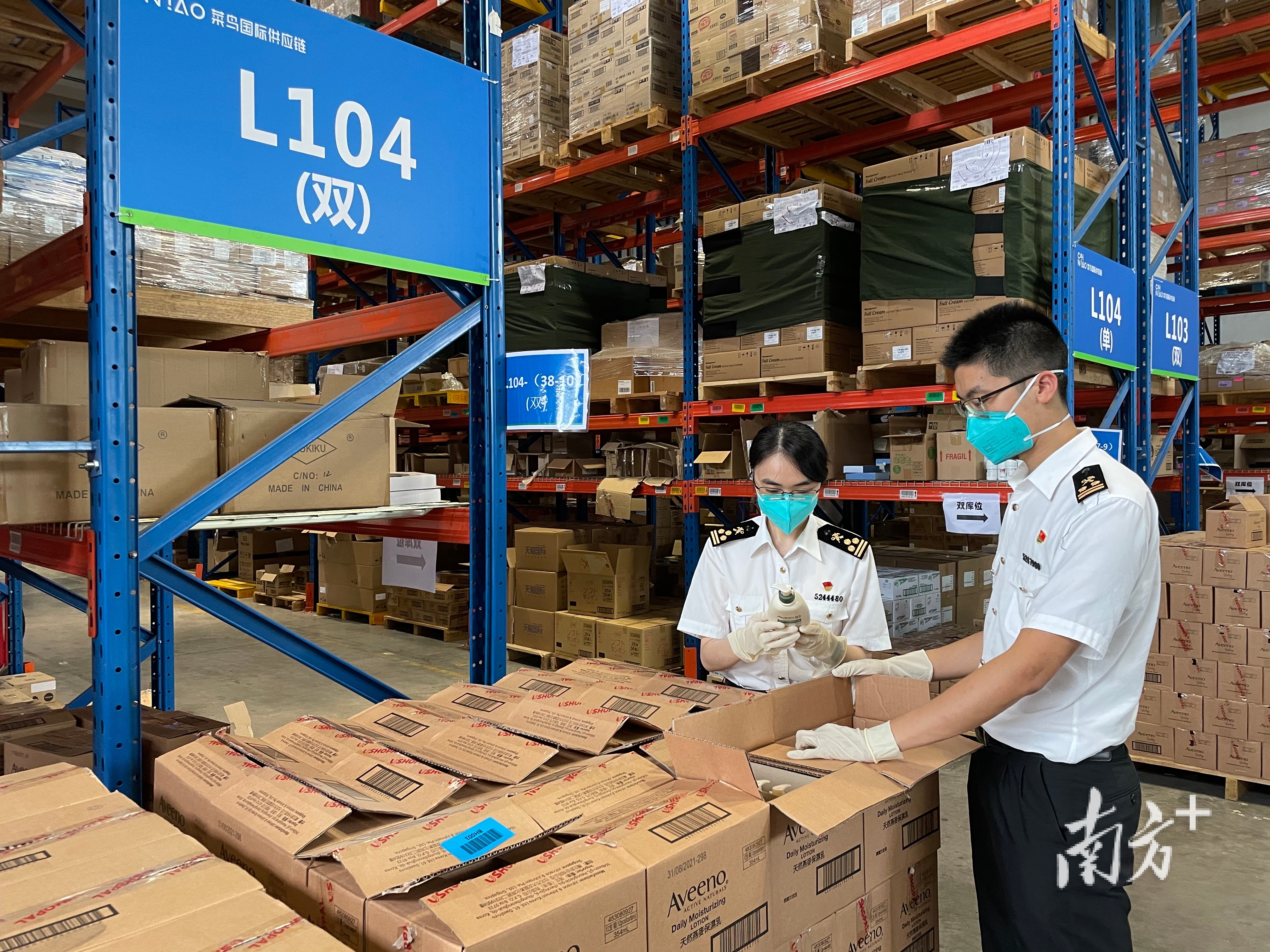 沙田海关关员查看电商企业仓库“618”备货情况。刘小欢 摄 沙田海关关员查看电商企业仓库“618”备货情况。刘小欢 摄