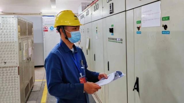 不一样的“陪考”：孩子考场内逐梦，父亲考场外保电