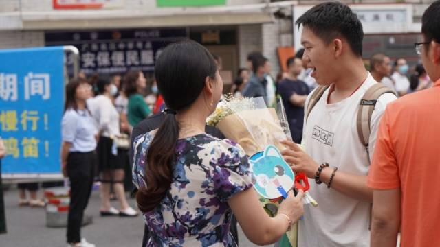 图集丨鲜衣怒马温情无限 考场直击2023年韶关高考第二天精彩瞬间