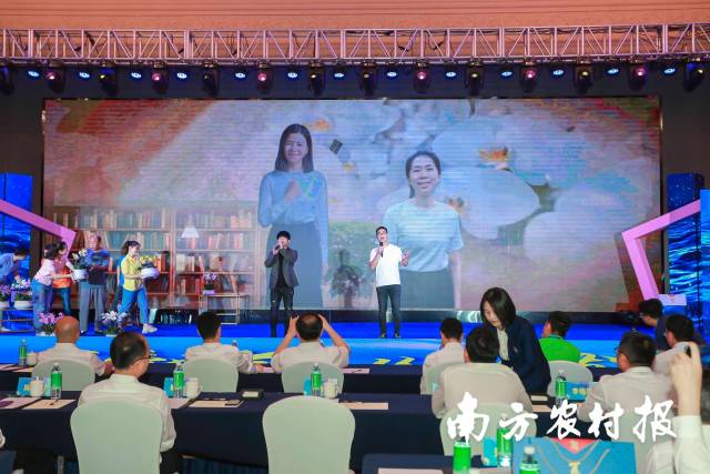 活动现场唱响广东土特产歌曲《父爱如兰》。