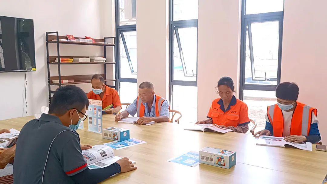 户外劳动者在驿站内歇脚。 户外劳动者在驿站内歇脚。