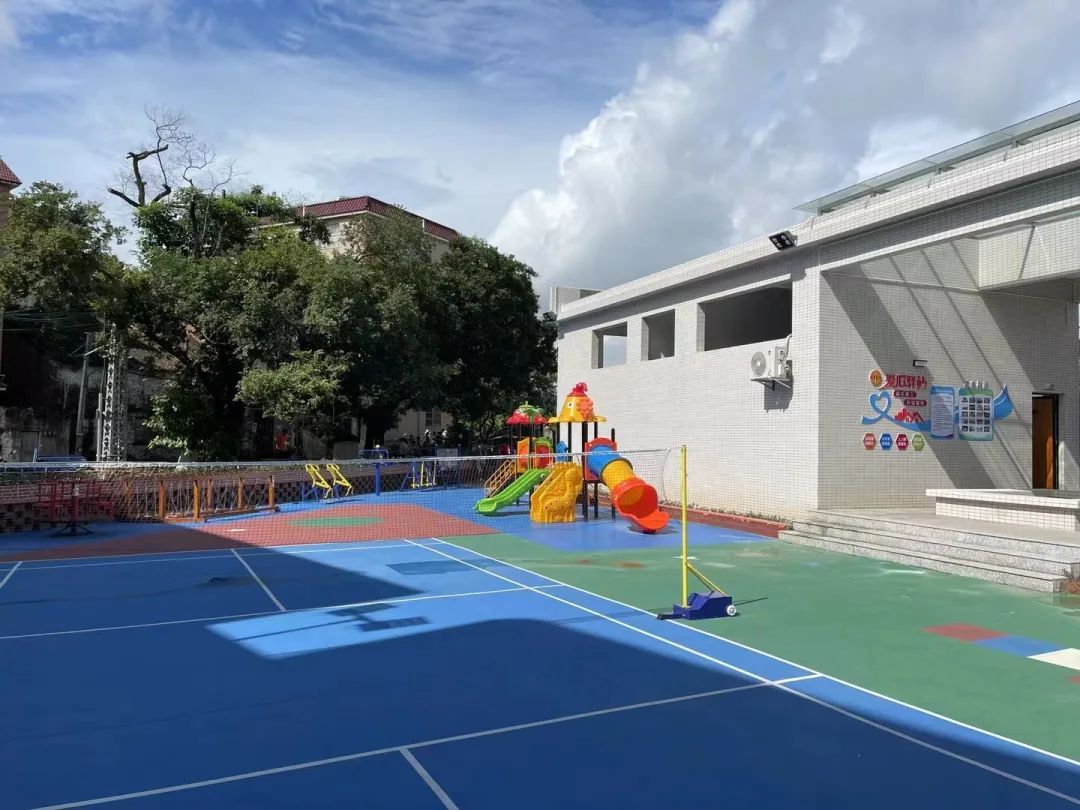 驿站外配备有儿童游乐设施。 驿站外配备有儿童游乐设施。