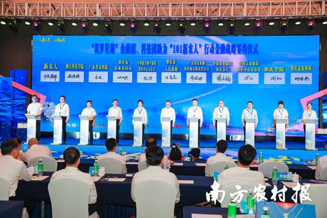 多个项目在现场签约。