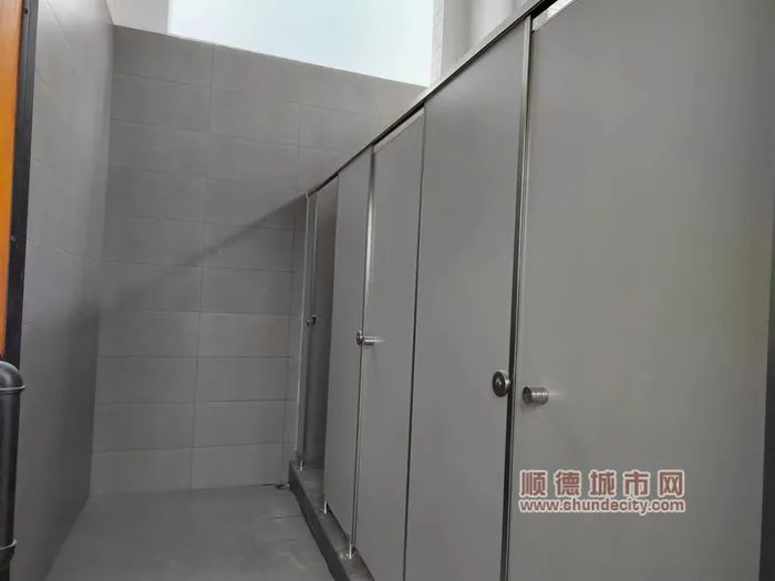 公厕内整洁明亮。 公厕内整洁明亮。