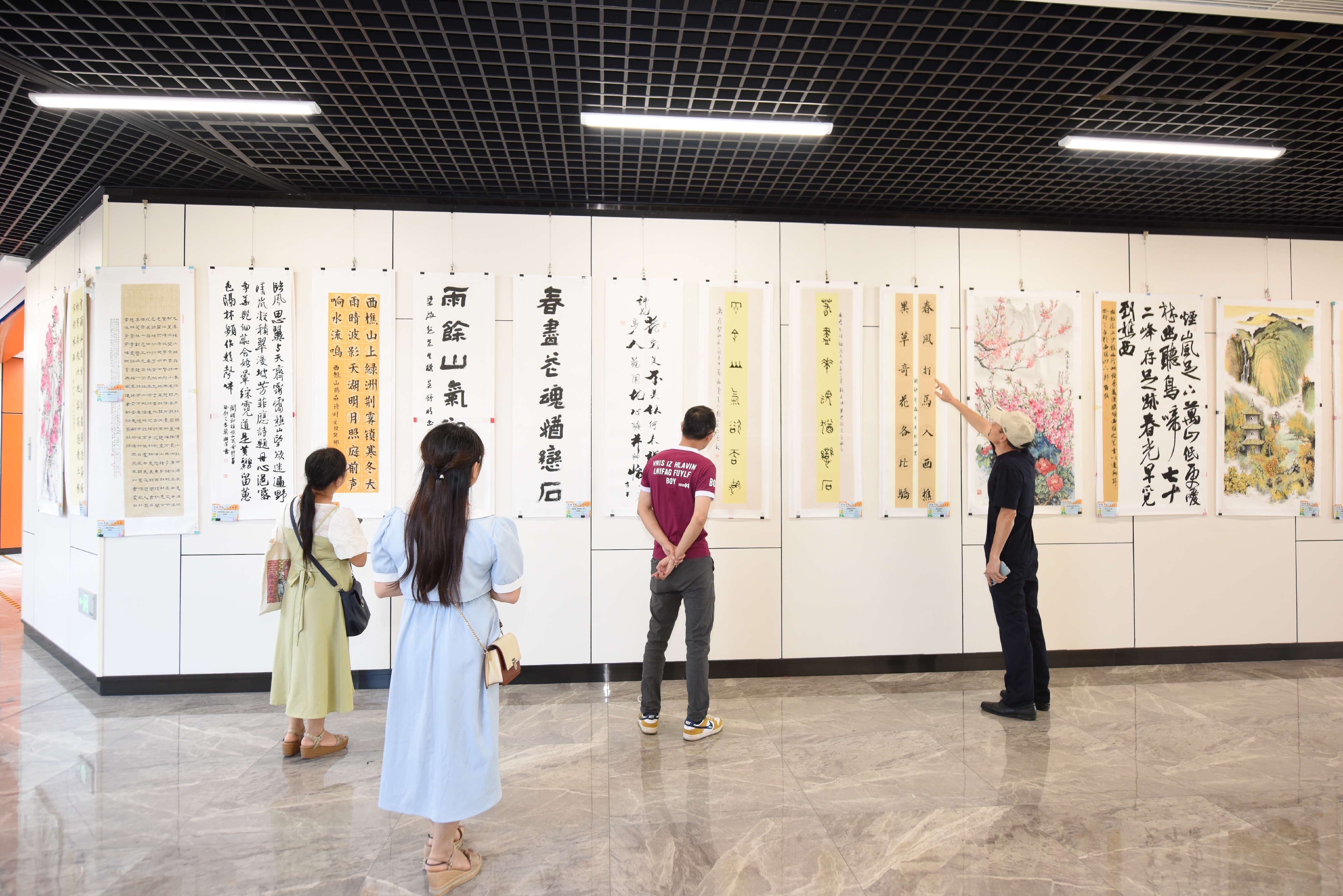 优秀书画、摄影作品正在飞鸿馆展出。 李均良 摄 优秀书画、摄影作品正在飞鸿馆展出。 李均良 摄