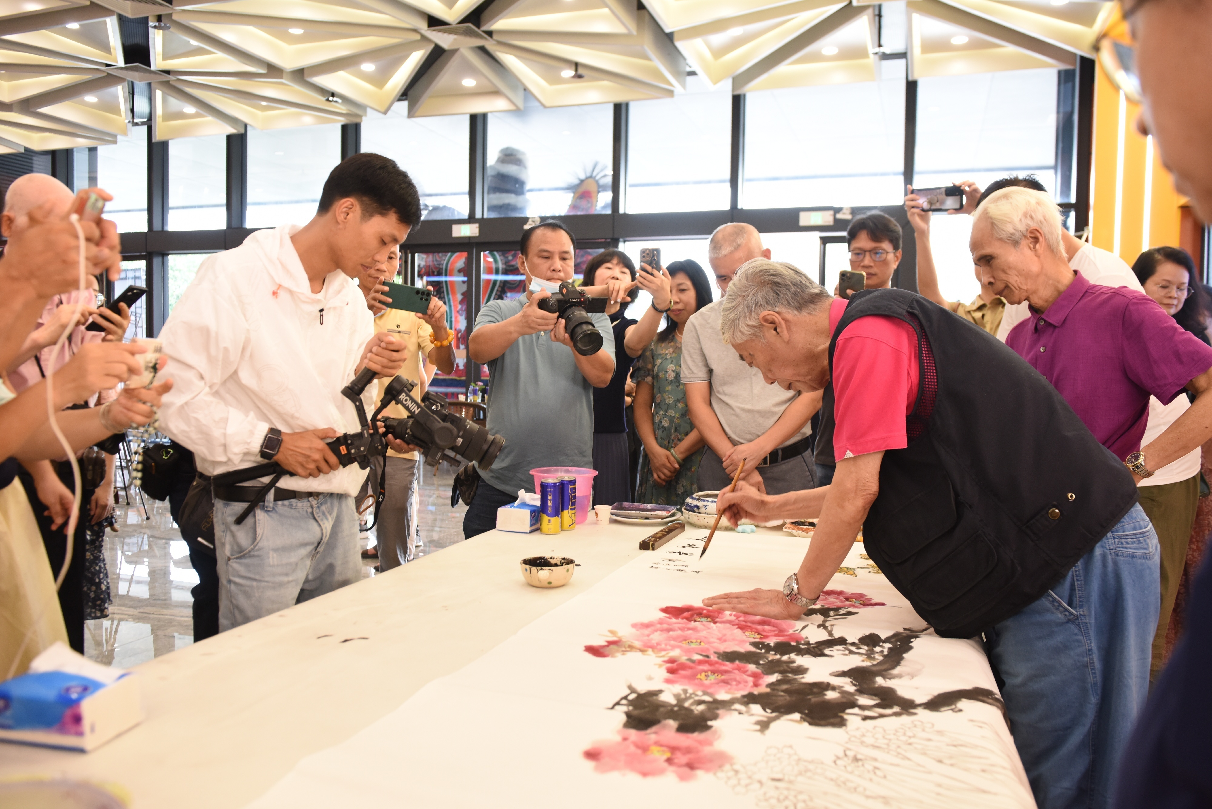 艺术家们现场挥毫联合创作。李均良 摄 艺术家们现场挥毫联合创作。李均良 摄