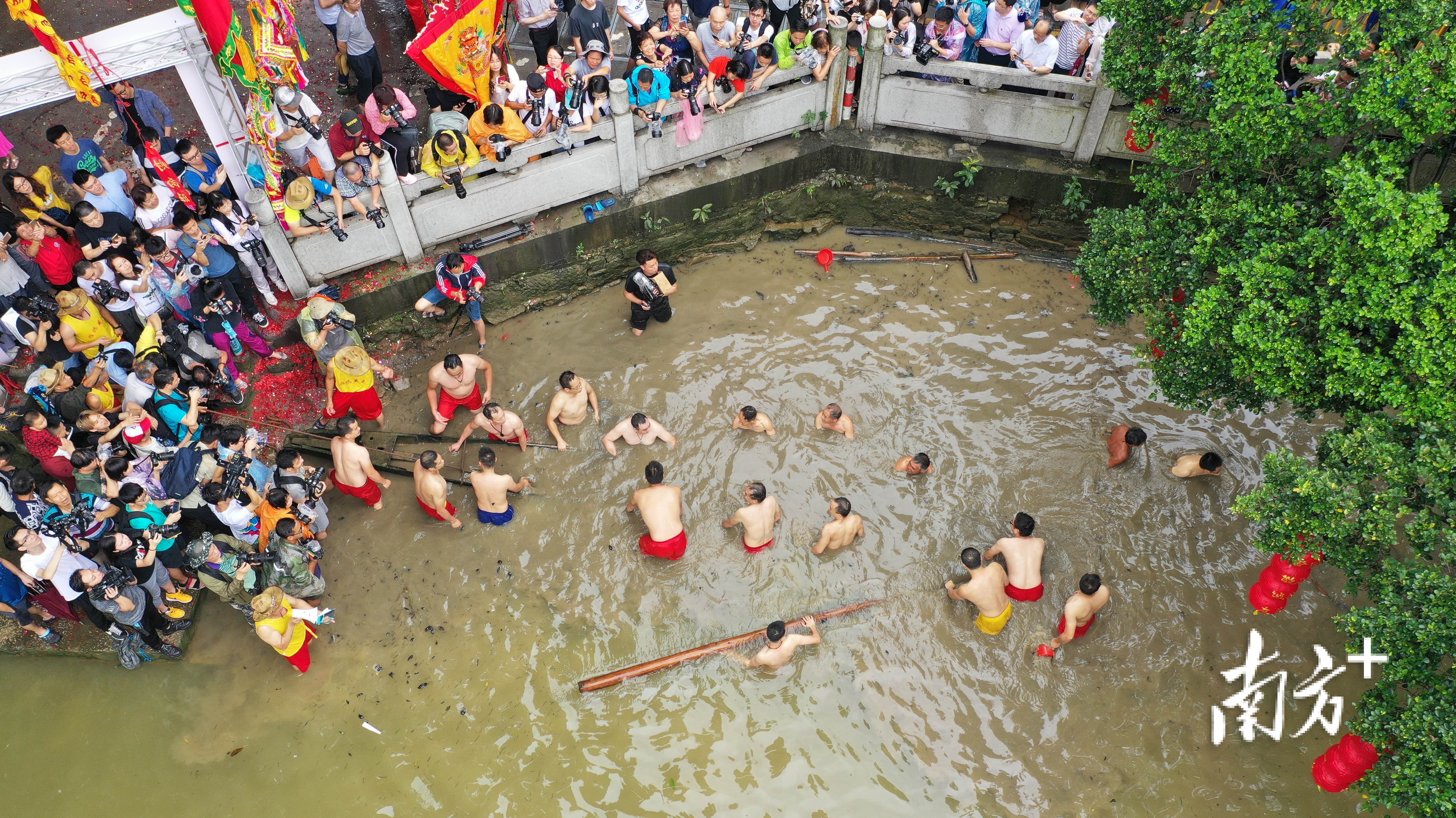 起龙现场。 起龙现场。