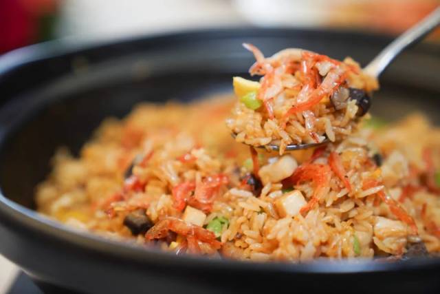 龙船饭用糯米,腊肉丁,虾米,香菇等做成,特别顶饱.