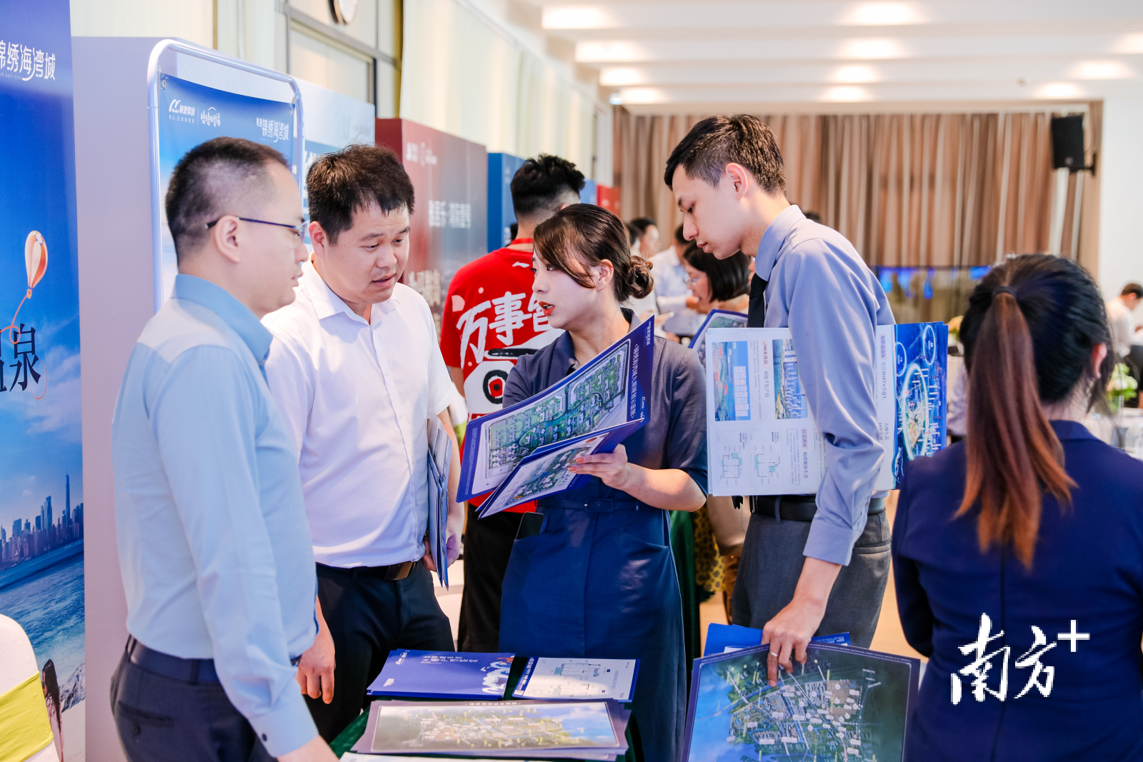 企业代表与房企、金融机构在活动现场交流。